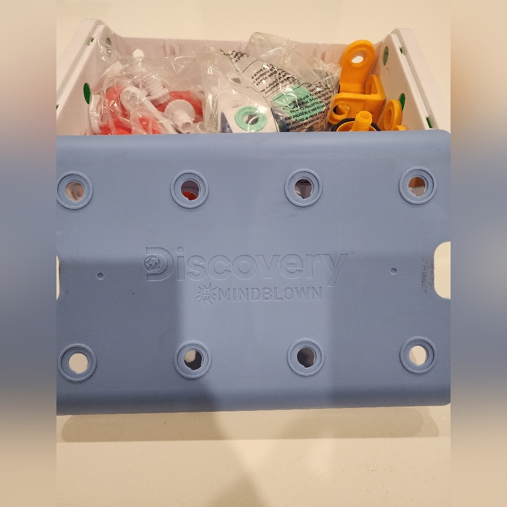 Discovery Mindblown Early Engineers 88-Piece Building Set with Stem-Shelf . open